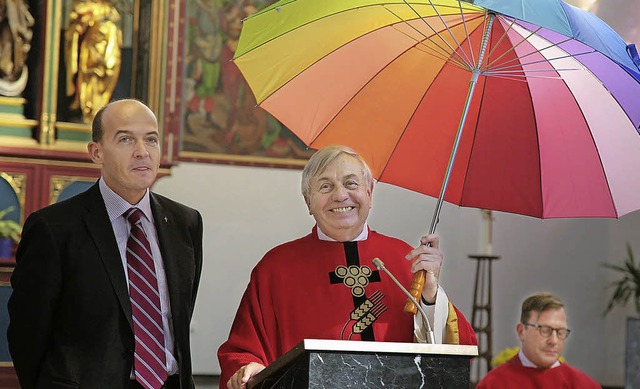 Einen bunten Schirm als Sinnbild fr d...elischen Dekan Rainer Becker (links).   | Foto: Sandra Decoux-Kone