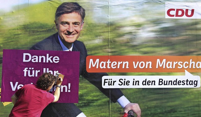 Nachschlag zum Wahlkampf: Johannes Bau...atiert den Whlerdank auf CDU-Tafeln.   | Foto: horst david
