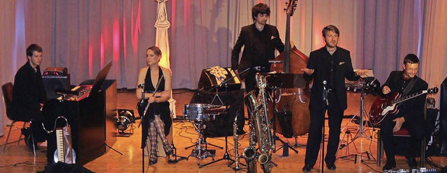 Fabian Mayer (Piano), Simone Graf (Que...ten den Rhythmus des Tango Argentino.   | Foto: Cornelia Liebwein