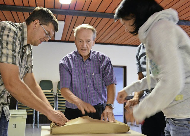 Schluss: Alle Stimmzettel werden verpa...d mit einem Siegel der Stadt versehen.  | Foto: Martina Proprenter