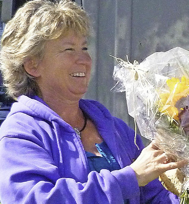 Blumen als Dank fr Heidi Kuder: Sie spendete den Erls ihres Backbuchs.   | Foto: Gabriele Rasenberger