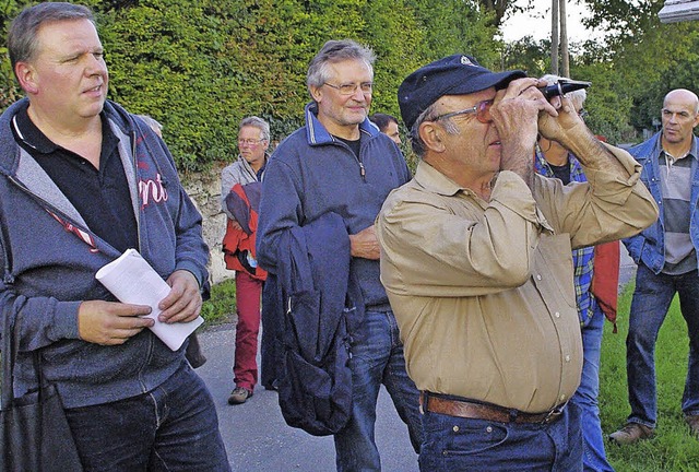 Karl Vlkle nahm beim Rundgang viele S...nks Vereinsvorsitzender Jrgen Reiske.  | Foto: Rolf Reimann