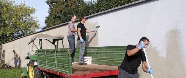 Auch die Friedhofmauer wurde wieder frisch gestrichen.   | Foto: CREMER