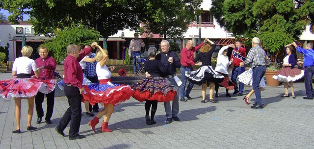 Auch in Weil waren die Squaredancer ei...zuletzt wegen der bunten Damenkleider.  | Foto: Buderer