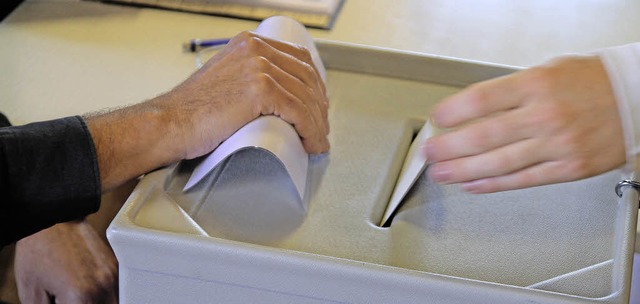 Rein mit dem Stimmzettel in die Urne: ...iele Brgerinnen und Brger zur Wahl.   | Foto: Thilo Bergmann