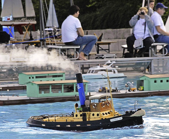 Ein Dampfschiff zieht im Freibad seine Runden.  | Foto: Leony Stabla