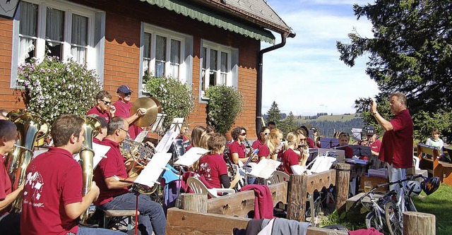 Die Trachtenkapelle Todtnauberg spielt...terrasse des Berggasthofs Stbenwasen.  | Foto: Ulrike Jger
