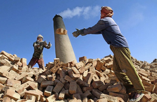Schuften fr den Lebensunterhalt: Mehr...ehnte Kind auf der Welt muss arbeiten.  | Foto: dpa
