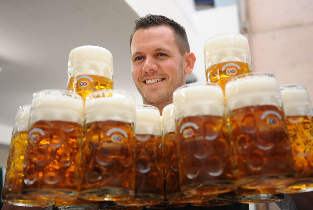 Wiesn-Kellner Peter hat alle Hände voll zu tun. Wiesn-Kellner Peter hat alle Hände voll zu tun.