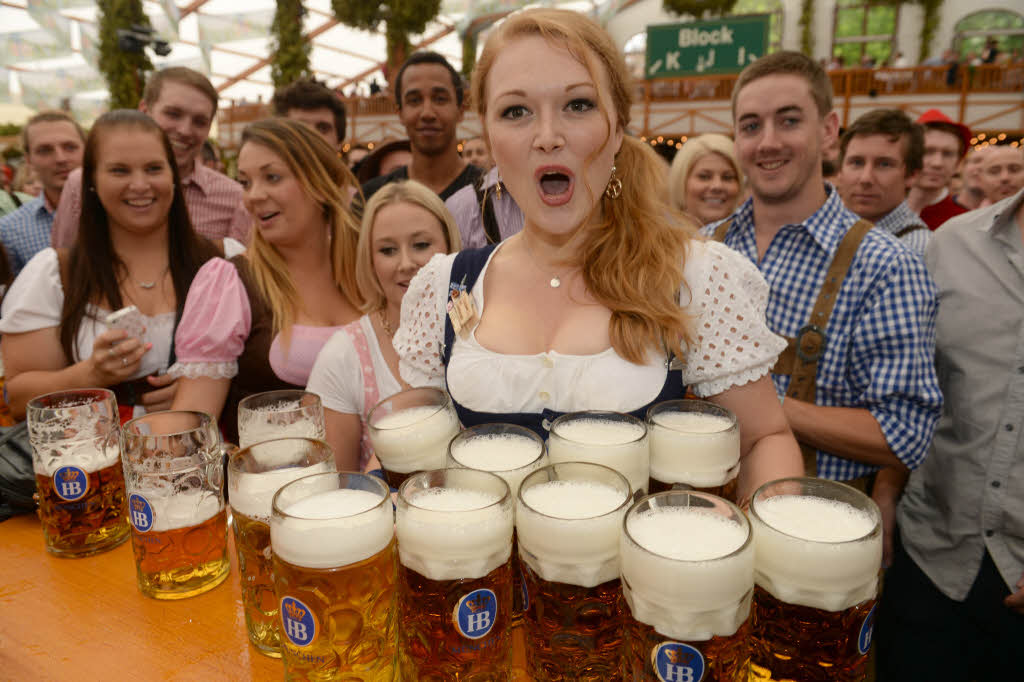 Die Wiesnbedienung Beli bringt Nachschub. Die Wiesnbedienung Beli bringt Nachschub.