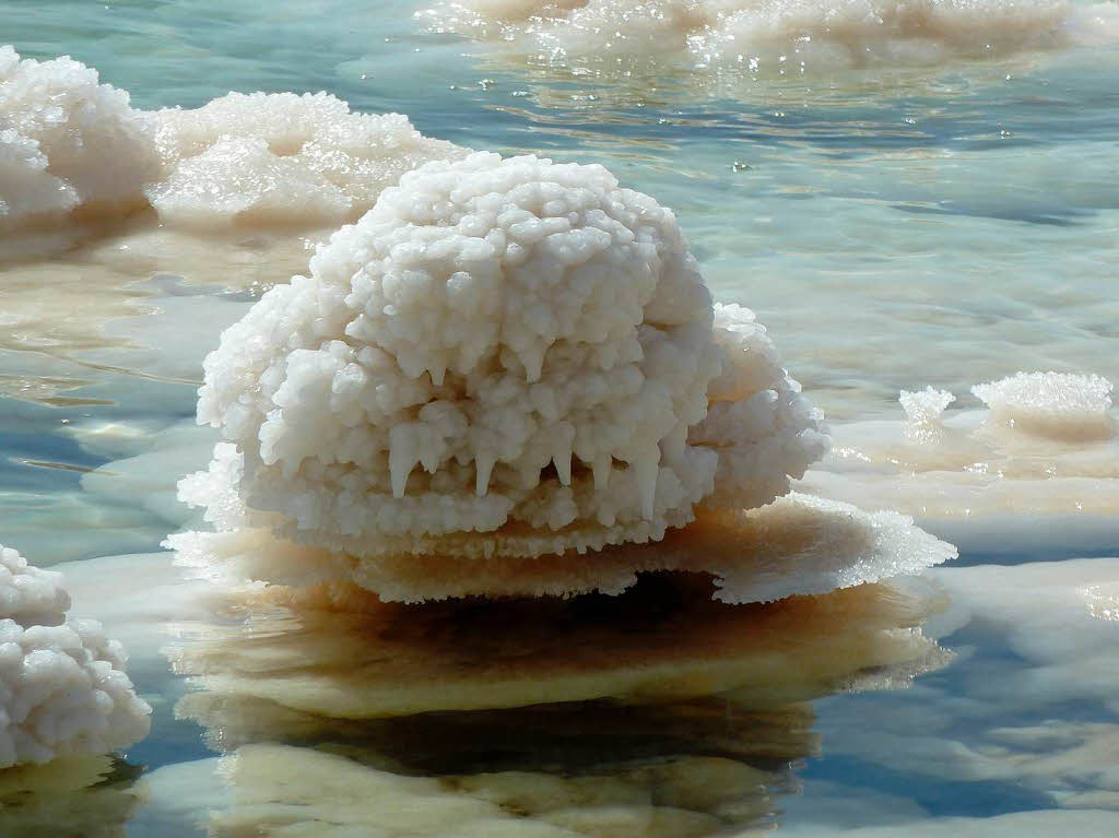 Ein Salzkristall auf dem Toten Meer