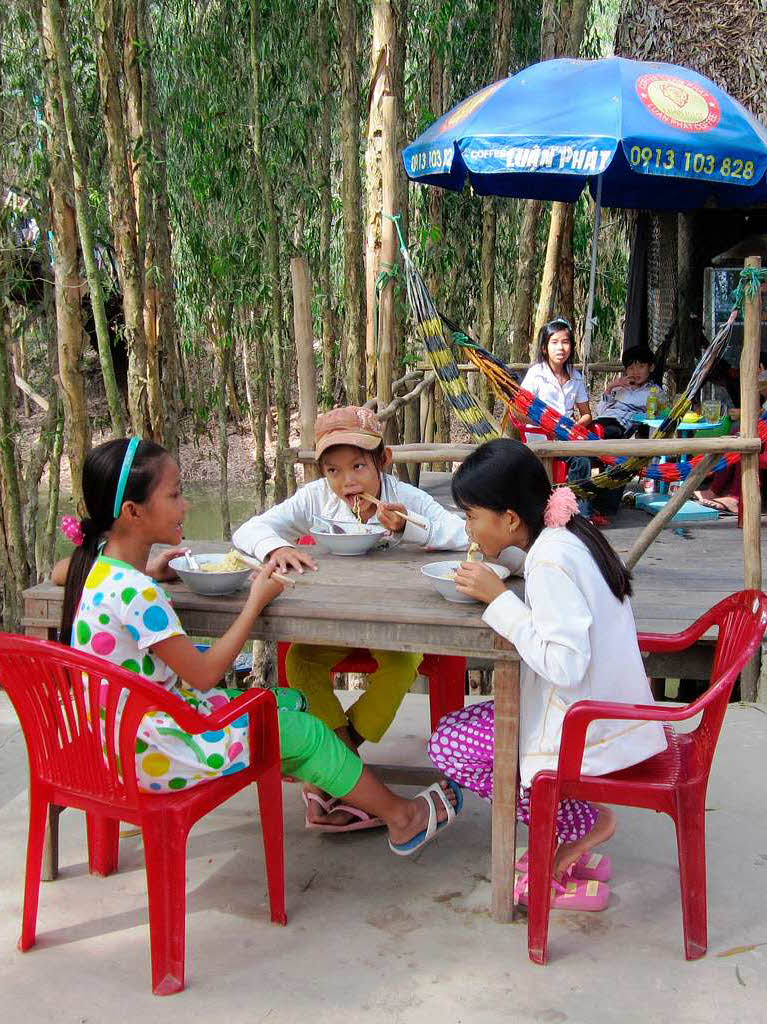 Kinder beim Essen mit Stbchen in Vietnam