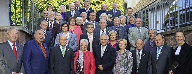 Knigschaffhausen. Die Jubelkonfirmand... Ganz rechts Pfarrerin Dr. Julia Mack.  | Foto: Roland Vitt