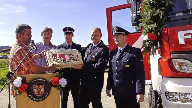 Brgermeister Michael Scharf berreich...d Abteilungskommandant Andreas Stoll.   | Foto: Cornelia Selz