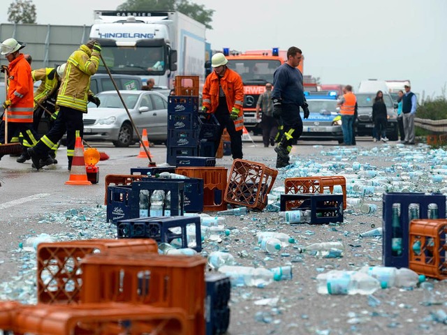 Ein Laster hat auf der A5 bei der Ausf... Hunderte von Getrnkekisten verloren.  | Foto: Patrick Seeger