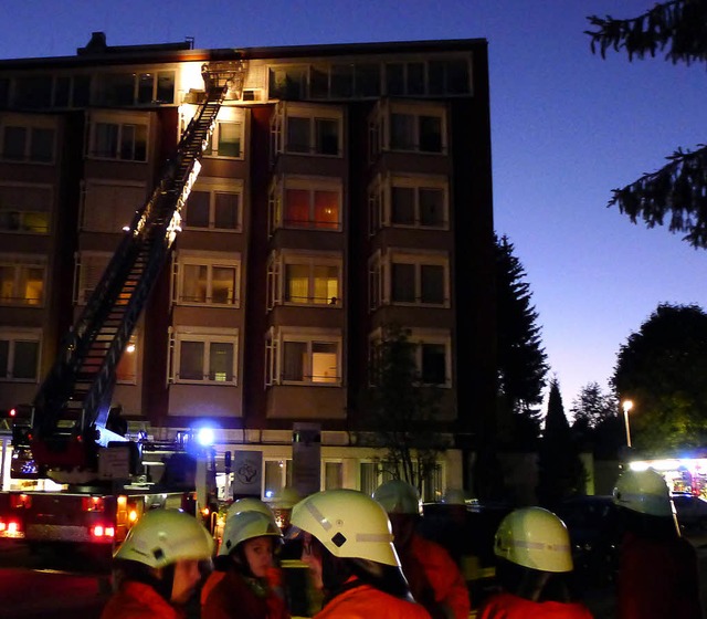 Rettung in der Abenddmmerung. Mit der...en Stock des Seniorenheims simuliert.   | Foto: Eva Korinth