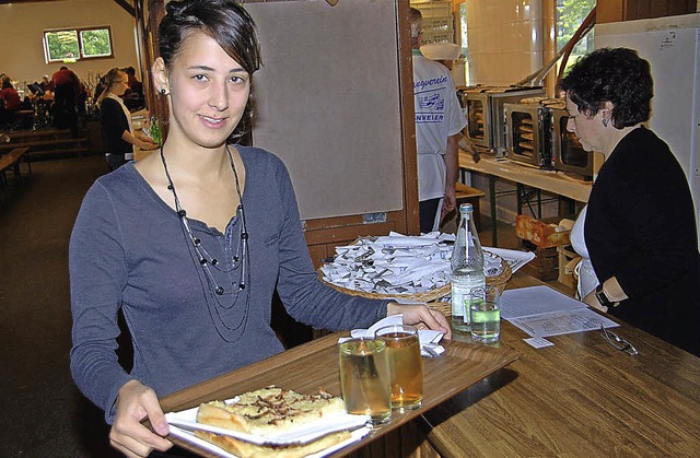 Viele Helferinnen und Helfer unterstt... Wasenweiler beim Zwiebelkuchenfest.    | Foto: hans-jochen voigt