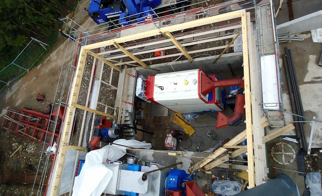 Das Herzstck der neuen Heizzentrale i...tzt kann das Dach installiert werden.   | Foto: zVg