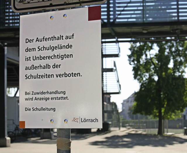 Trotz Hinweisschild wird das Schulgel...ls Ort zum Feiern und Trinken genutzt.  | Foto: Katharina Bartsch