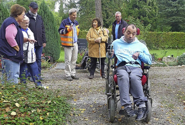 Stadtgrtnermeister Hans-Georg Bruttel... geplante Nachbesserung der Hauptwege.  | Foto: Claudia Gempp