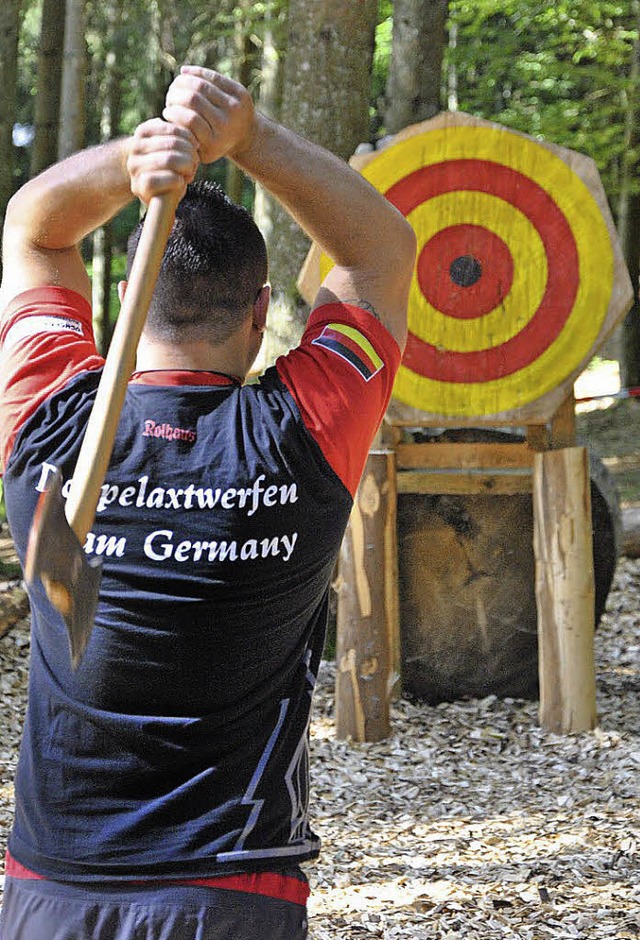 Das Gert muss ins Schwarze. Ein Doppelaxtwerfer in Aktion.   | Foto: Ralph Fautz