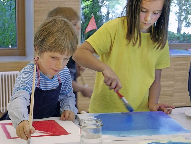 Mit Spa bei der Sache: Kinder malen a...ilums der evangelischen Stadtkirche.   | Foto: Sabine Mohr