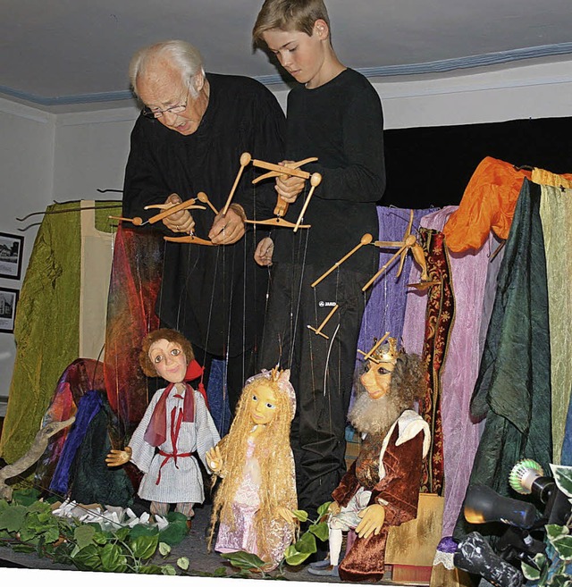 Die Puppenspieler Johannes Bockemhl (...mit ihren Marionetten. Foto: Ines Bode  | Foto: Ines Bode
