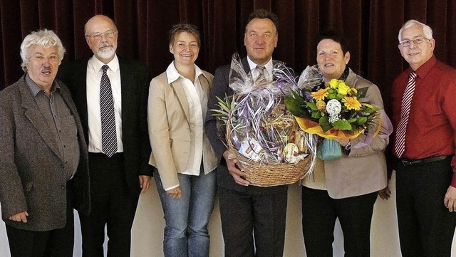 Abschied vom Mesner (von links): der e... Petra,  Kirchenltester Udo Bttner.   | Foto: A. Arbandt