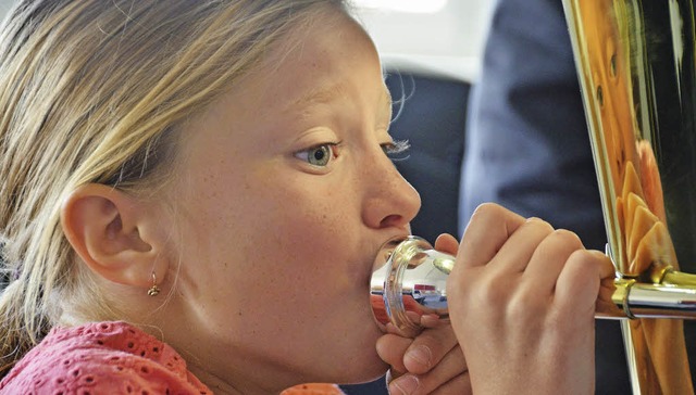 Wie man aus einem  Blasinstrument sch...ingt, lernen Kinder in Blserklassen.   | Foto: Ralf H. Dorweiler