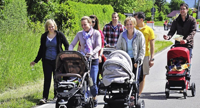 Auch mit Kinderwagen knnen die Wanderfreunde an den Wandertagen teilnehmen.   | Foto: Schtz