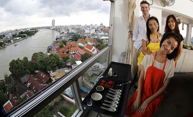 Ein Wohnzimmer wird berhmt: Florian G...undin Goy laden in Bangkok zum Essen.   | Foto: dpa