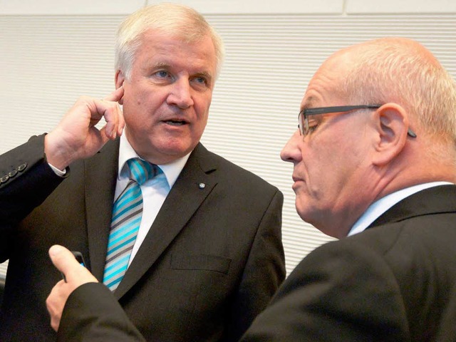 Bayerns Ministerprsident Horst Seehof...e Fraktionschef Volker Kauder (rechts)  | Foto: dpa