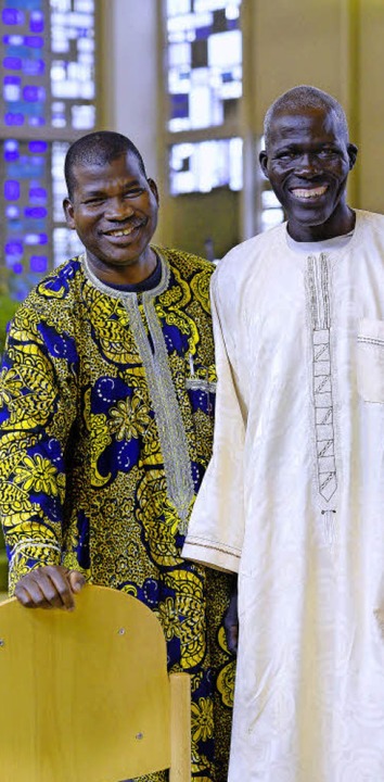 Ayouba Mbirvi (links) und Raymond Todo...sind Gäste bei der Baptistengemeinde.   | Foto: Ingo Schneider