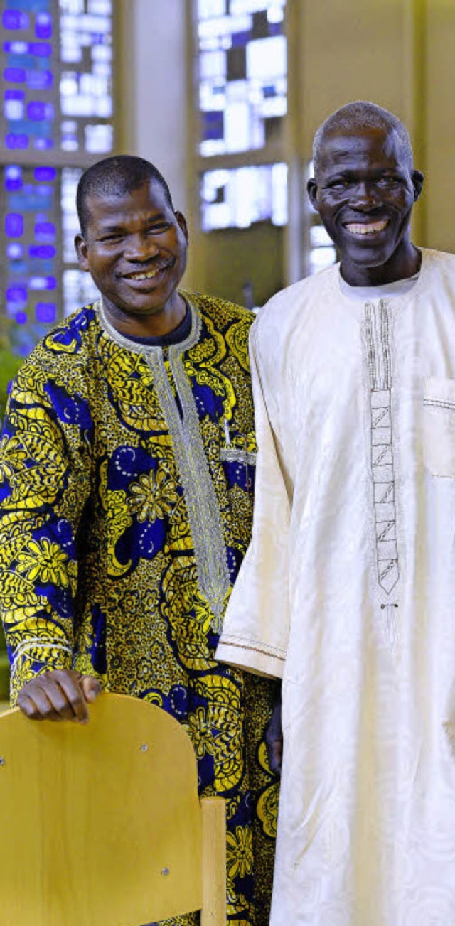 Ayouba Mbirvi (links) und Raymond Todo...sind Gste bei der Baptistengemeinde.   | Foto: Ingo Schneider