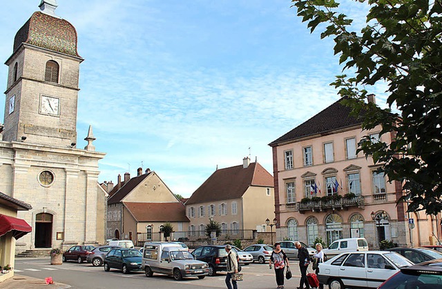 Mitten in Villersexel: Platz mit Kirche und Rathaus  | Foto: Hermann Jacob