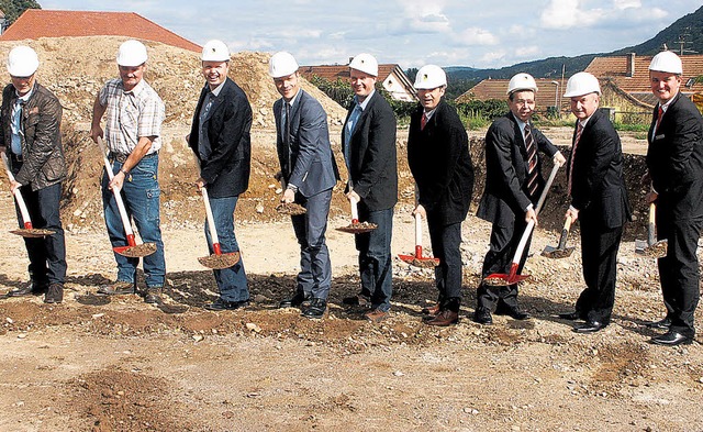 Der Spatenstich demonstriert den Baube...or Stefan Kaiser (vierter von links).   | Foto: Dehmel