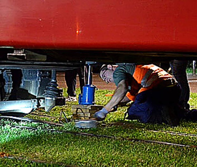 Der Eingleistrupp bockte die Tram auf und setzte sie zurck aufs Gleis.   | Foto: Sillgitt