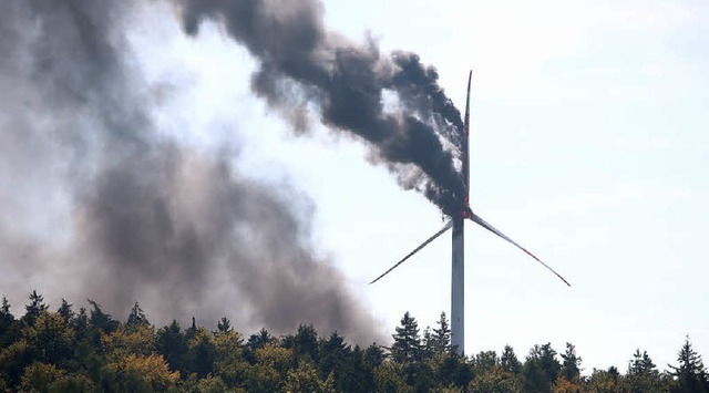 Die  Rauchwolke auf dem Langenhard war...tag weithin bis ins Rheintal zu sehen.  | Foto: CHRISTOPH BREITHAUPT