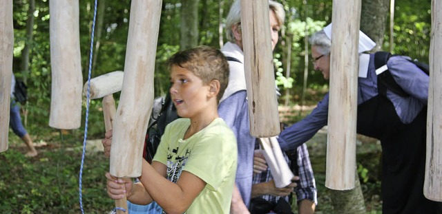 Jung und Alt amsieren sich auf dem gerade erffneten Generationenparcours.  | Foto: Katharina Bartsch