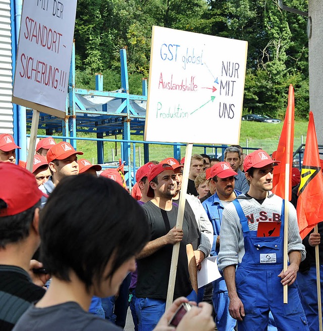 Rund hundert GST-Mitarbeiter folgten a...uf der IG Metall zu einem Warnstreik.   | Foto: Ralph Fautz