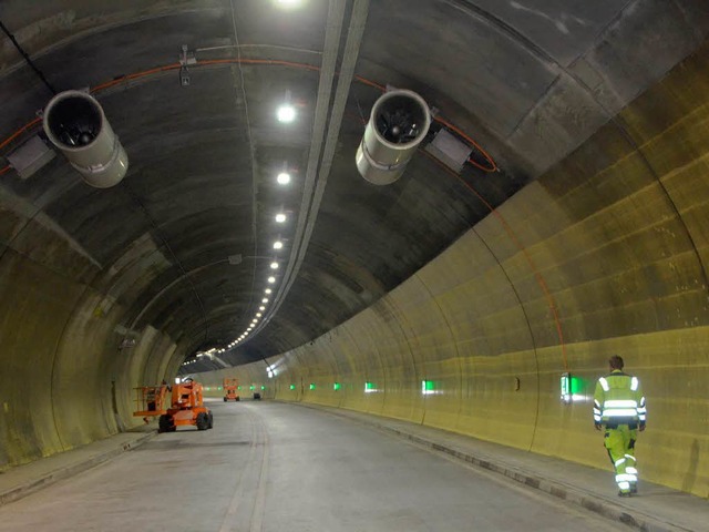 Die Tunnelrhre mit neuen Lftungsanla...n nach der Vollsperrung weitergefhrt.  | Foto: Sylvia Timm