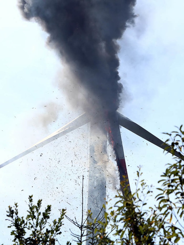 Die 90 Meter hohe Kanzel des Windrades steht in Flammen.  | Foto: Breithaupt