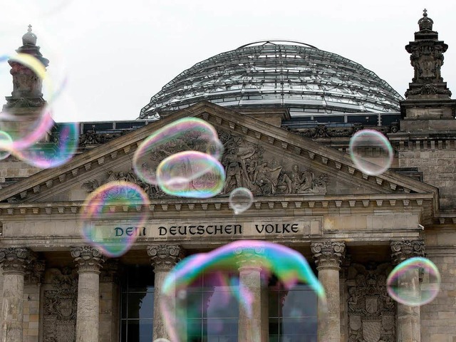 Seifenblasen vor dem Reichstag   | Foto: afp