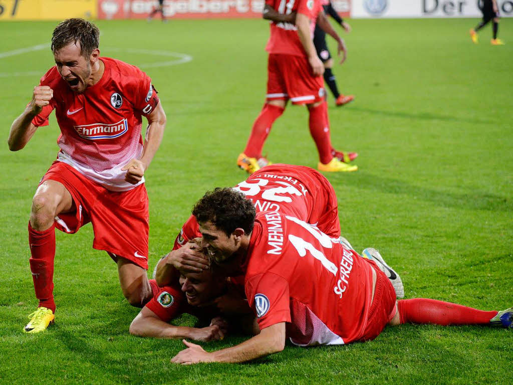 Das kann man gar nicht genug sehen: Der Jubel nach dem 2:0 von Mike Hanke gegen den VfB Stuttgart.