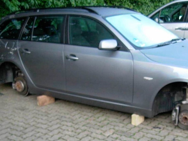 Reifendiebstahl: Von diesem BMW haben ...vier Rder abmontiert und mitgenommen.  | Foto: Polizei