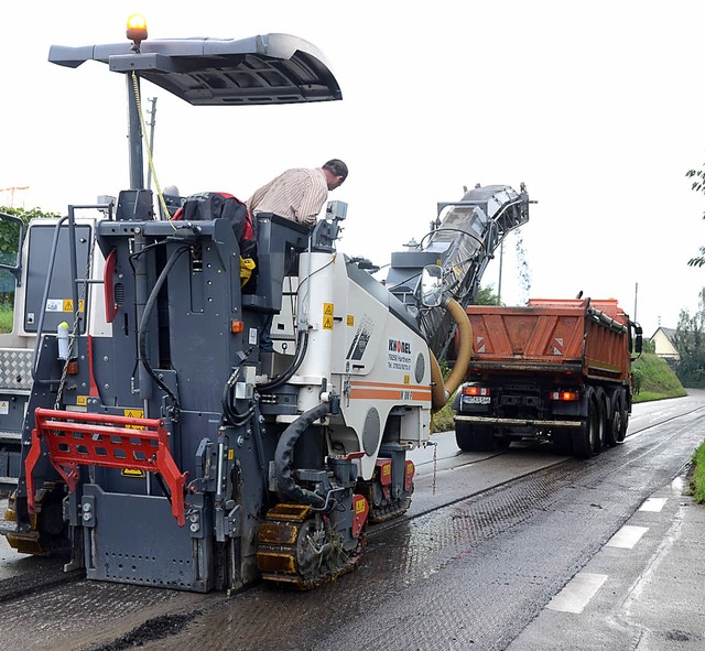 Knigschaffhausen. Die Asphaltfrse beim abfrsen des alten Straenbelag.  | Foto: Roland Vitt