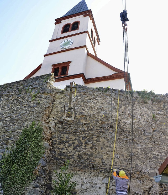 Kiechlinsbergen. Die Lcher fr die Fandament-Anker  werden gebohrt.  | Foto: Roland Vitt