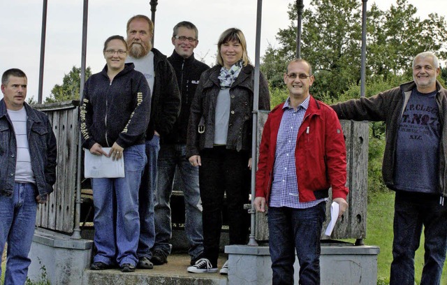 Die Mitglieder des Ortschaftsrates hl...r zum Ortstermin an der Hermannschau.   | Foto: Kuhlmann