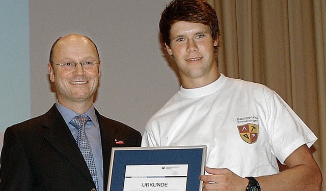 Andreas Dufner (rechts) war Prfungsbe...rbeitet, war ebenfalls Prfungsbester.  | Foto: Christine Speckner