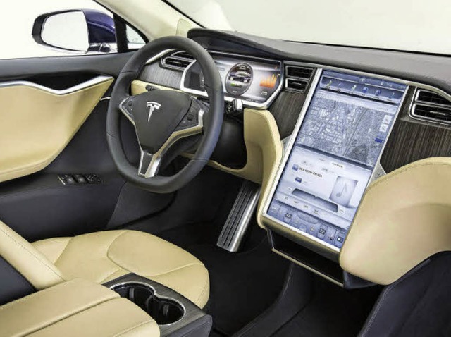 Ausgerumt: Neben einem groen Monitor...s Tesla Model S nur noch zwei Knpfe.   | Foto: Tesla/dpa